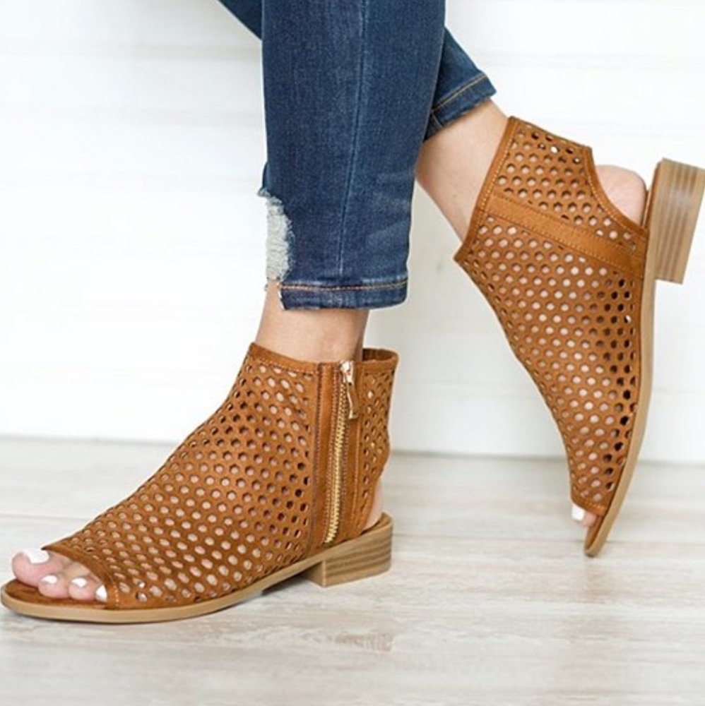 Pinhole Sandals
